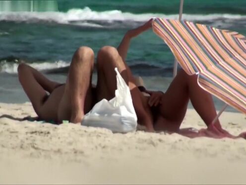 Порно тайком мастурбирует в туалете скрытая камера