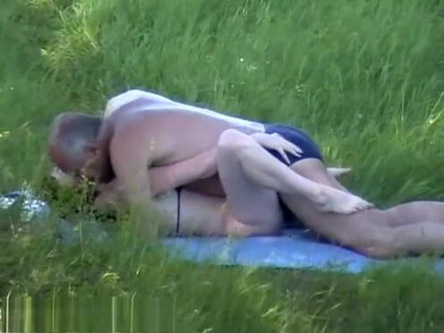 Порно видео трахают зрелую татуированную сучку