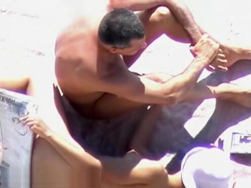 Порно длинноволосый мужик имеет двух зрелых