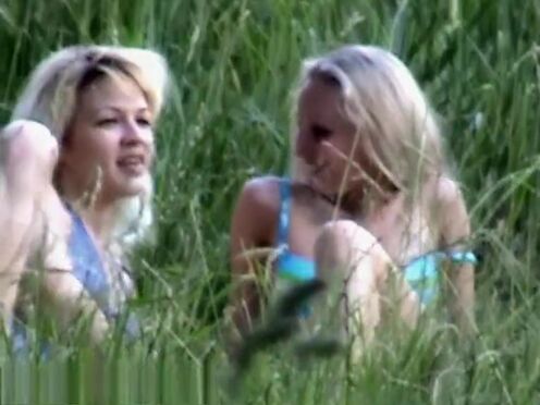 Порно девчонка показала письку мальчишкам разрешила потрогать