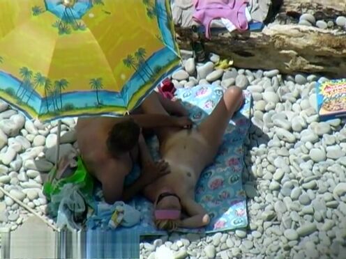 Порно где мужики ебут девку до слез