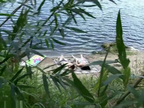 Дед трахает молодую девушку между ног порно