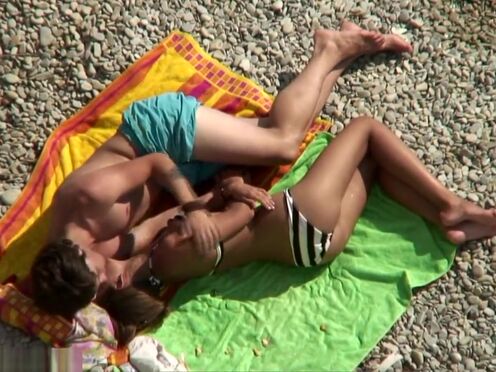 Порно скрытые камеры водит членом по клитору