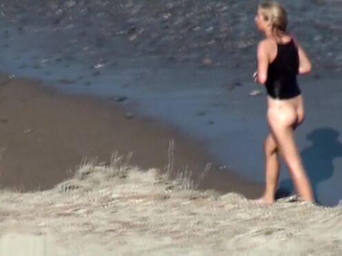 Смотреть русское порно бабка лижет яйца молодому