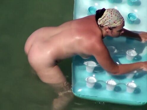 Смотреть модели в стрингах на пляже порно