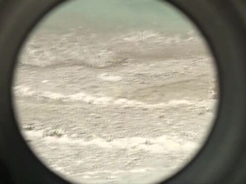 Порно видео мацает в бассейне