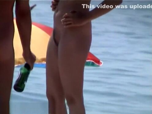 Порно видео играет с киской в машине