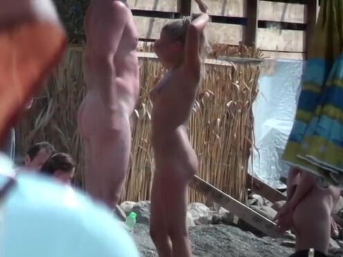 Порно бабы в возрасте толпой ублажают мужика