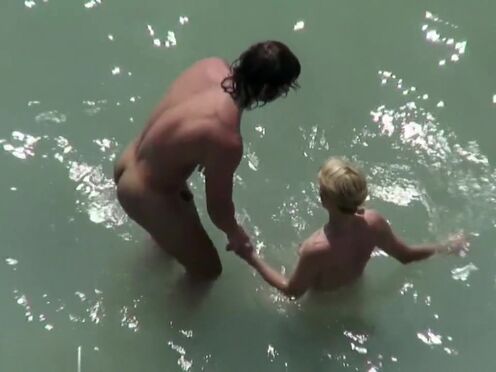 Писсинг в рот на остановке прилюдно порно