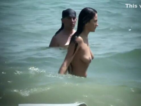 Одетая женщина голый мужчина в лесу порно