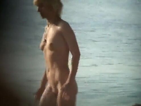 Огромный червь залез в писюн порно