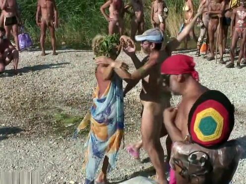 Лесби кусают соски друг другу порно видео