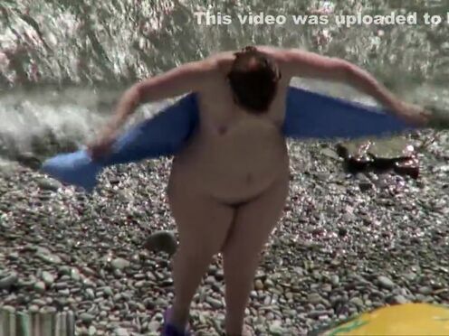 Кроссдрессер в отеле прыгает на дилдо порно