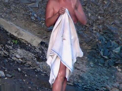 Играет с сосками частное порно