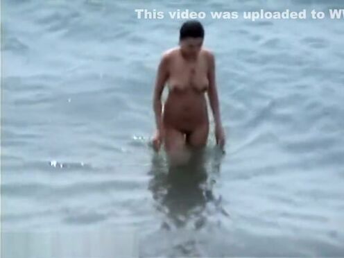 Женщины ходят в одежде без лифчиков порно