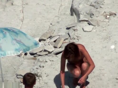 Женщина лежит на спине порно ролики