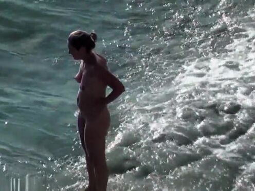 Держит за яйца во время минета порно