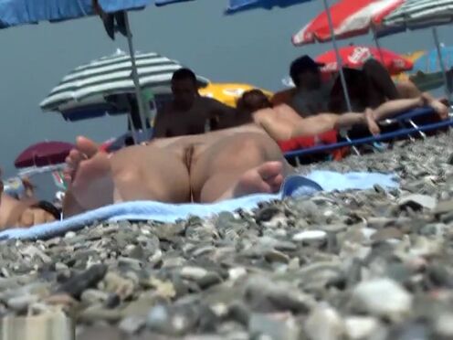 Девушку насилуют в бассейне порно видео