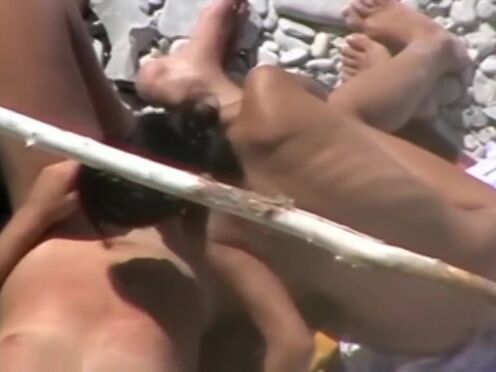 Видео сцущих за углом пивного бара порно