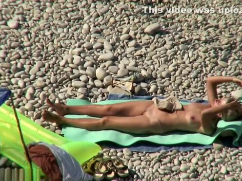 Верхом на двухсторонним дилдо порно