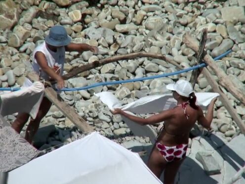 Азиатская девушка в купе поезда порно