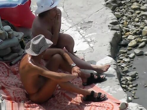 Азиатка кормит грудью и трахается порно