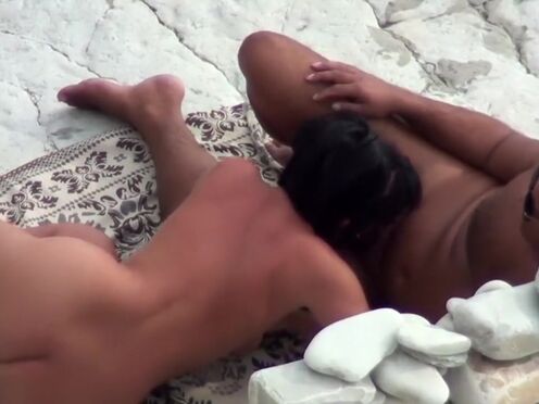 Секс на стеклянном столе кончают внутрь влагалища