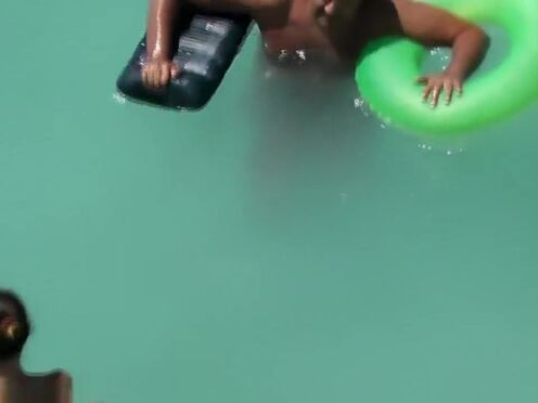 Женщина раздевается перед камерой видео без секса