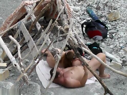 Порно секс с замужней телкой в хостеле