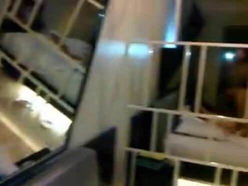 Девушка привязала парня к кровати трахает сверху