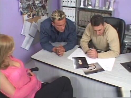 Домашний секс в презервативе крупный план