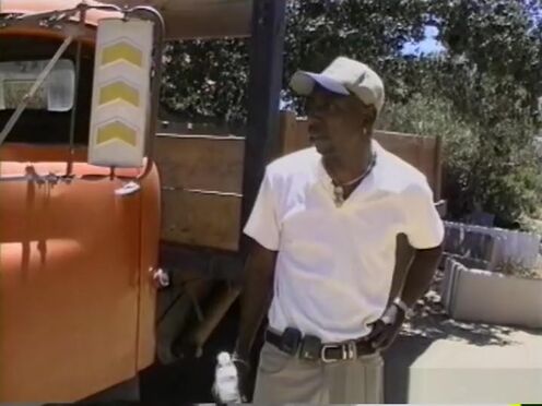 Секс с зрелой продавщицы в магазине видео