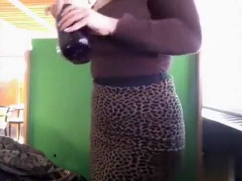 Поймал девку в туалете и трахнул ее