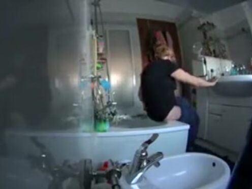 Мама учит дочь порно на кухне