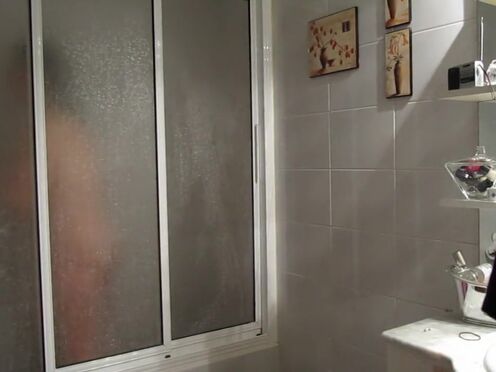 Машина трахает девушку во все дыры сразу