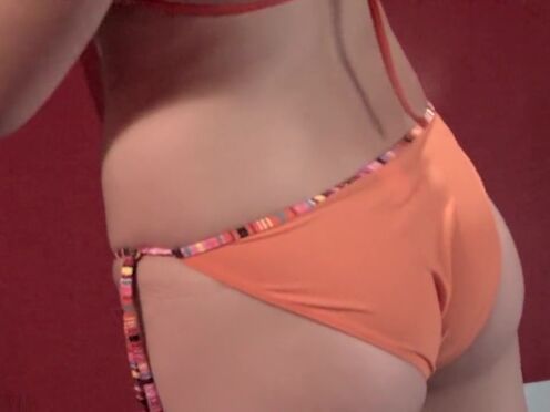 Девушки в сексуальных белых шортиках заниженной талией