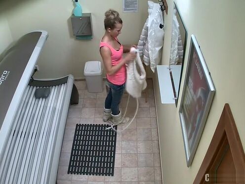 Две молодые красотки ебут парня порно