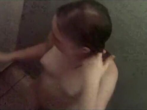 Парни вызвали юную шлюху на секс видео