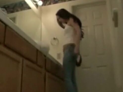 Порно высокая девушка держит парня на руки