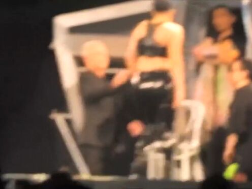 Трахает огромным клитором в анал