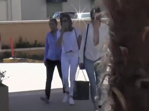 Здоровые парни ебут трахают девку