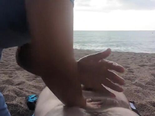 Быстрый секс молодой парочки под одеялом