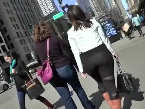 Порно лезбиянки ебут подругу во все дырки