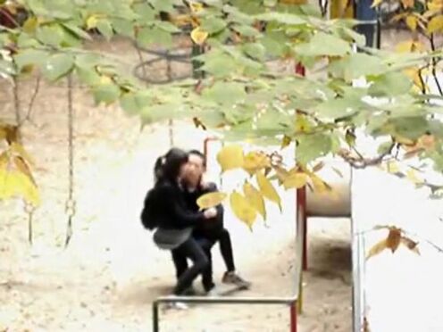 Секс ночью в спальне в попу