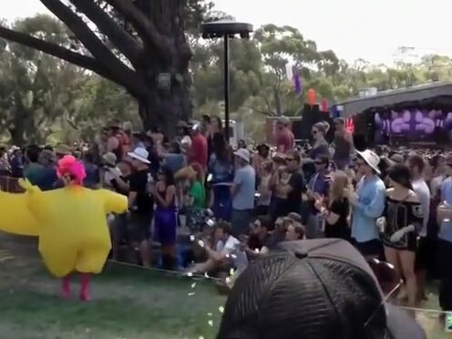 Трахает молоденькую мулатку перед зеркалом ванна