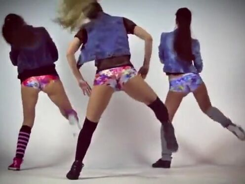 Секс втроем через стенку