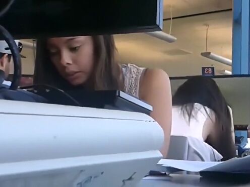 Порно скрытно снимают шлюх на дороге