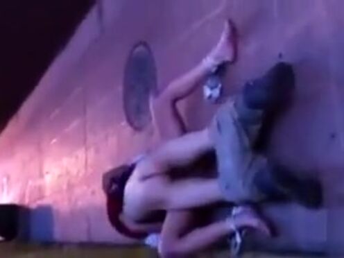 Секс жоски девушка бегает от парен