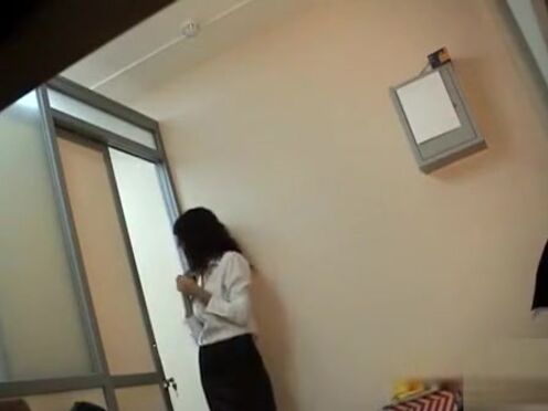 Девушка раздевается до нижнего белья в примерочной