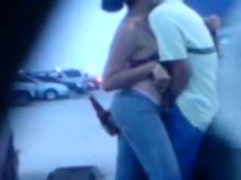 Накаченный парень трахнул мальчишку в туалете